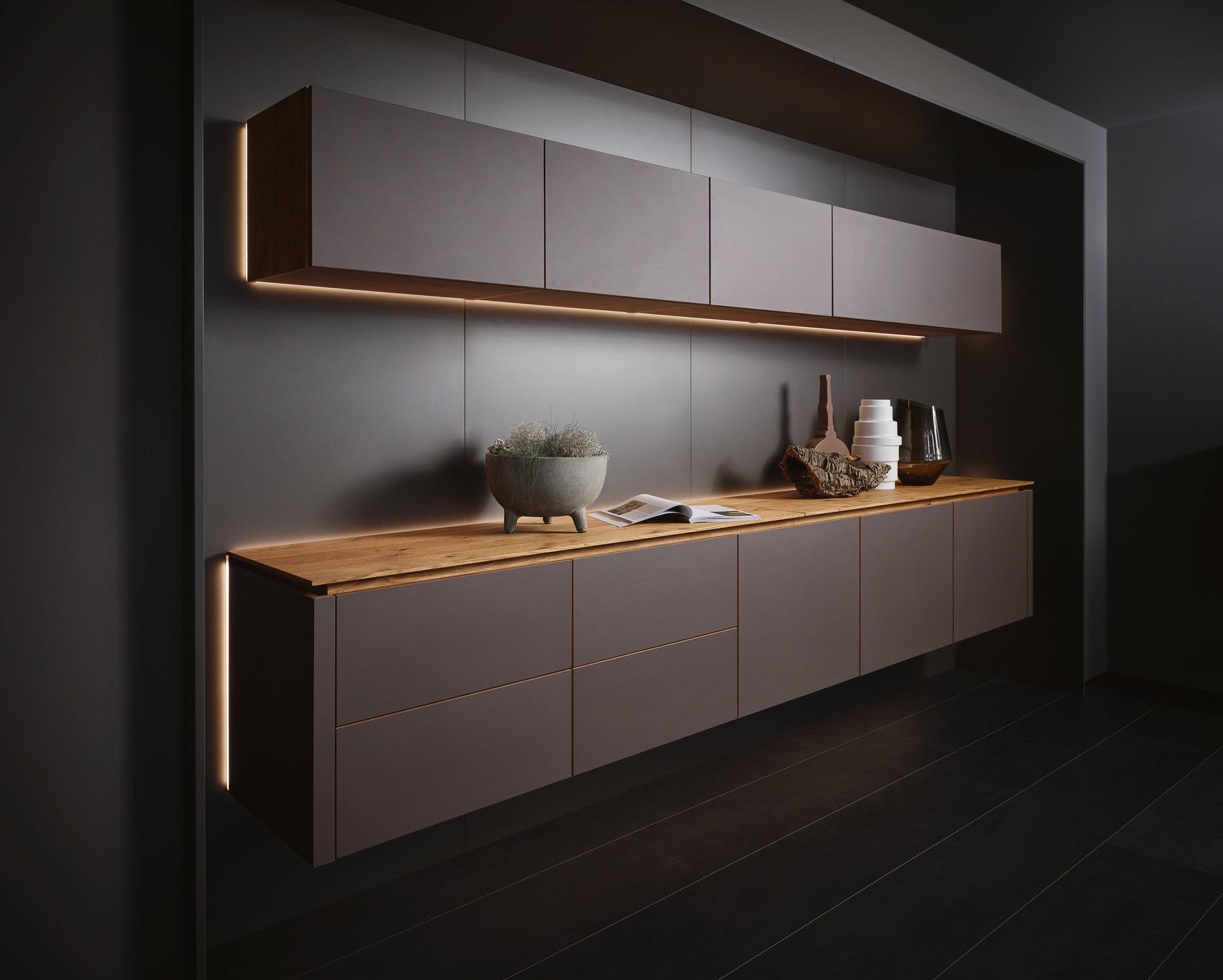 Donkere wandkast op maat met een eiken blad en indirect licht