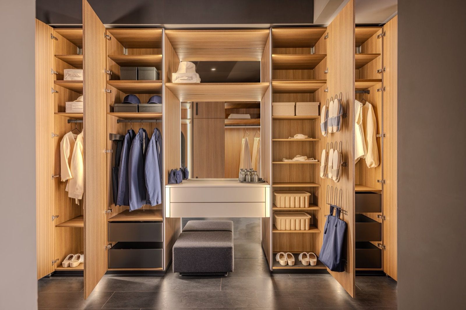 Open dressing in eik met kleding en lades