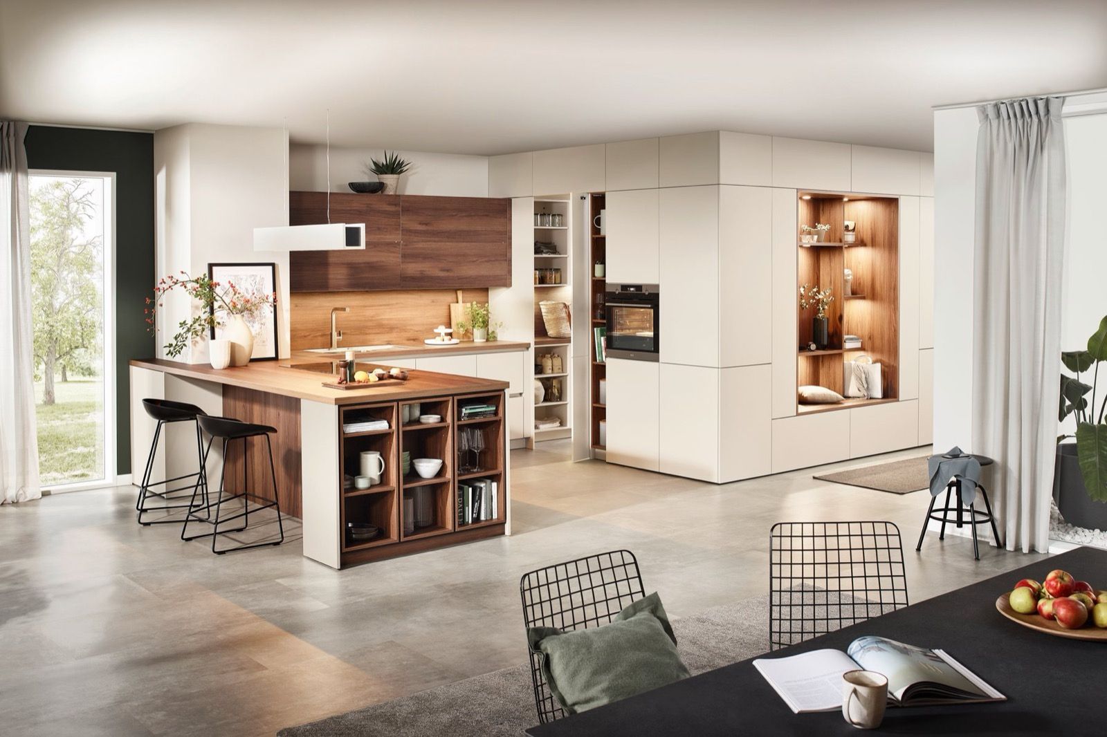 Lichte keuken met een eiland en accenten in notenhout