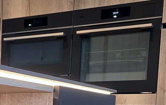 Twee inbouwovens boven elkaar in een kastenwand in eik