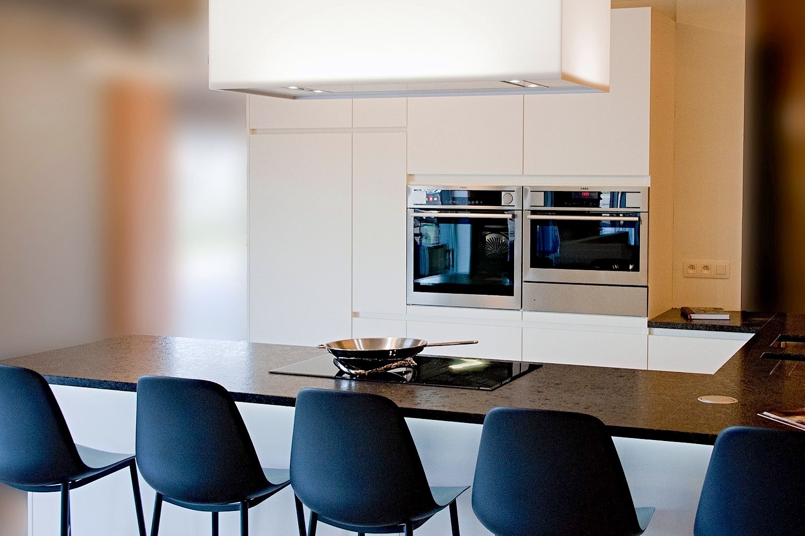 Witte keuken met een eiland in natuursteen